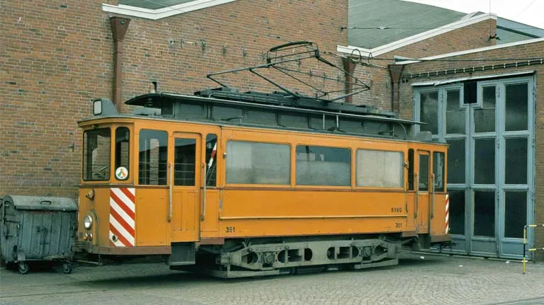 Der Schienenschleifwagen im Betriebshof Gaarden vor dem Tor der Hauptwerkstatt