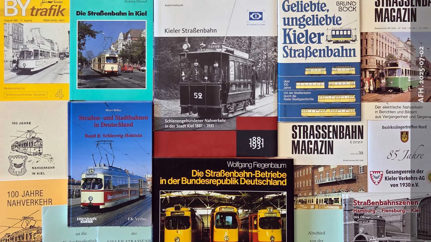 Collage von Büchern, Magazinen und Erinnerungsberichten zur Kieler Straßenbahn